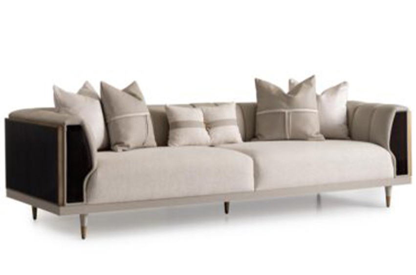 Jasna, kremowa sofa z dodatkiem lakierowanego drewna - fornir na czarno - złotych nogach
