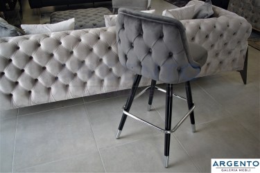 krzeslo-barowe-tapicerowane-piikowane-na-zamowienie-drewniana-czarno-srebrna-chromowana-podstawa-tkanina-welur-szare-argento-01