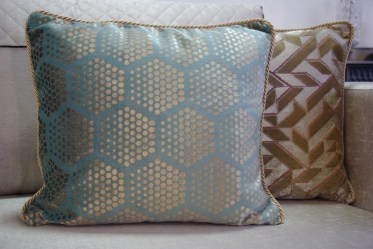 poduszki-dekoracyjne-wzory-geometryczne-blekit-zloto-1